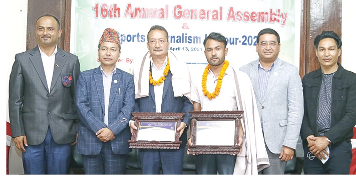 nsjf-honours-rana-thapa-with-sports-journalism-award