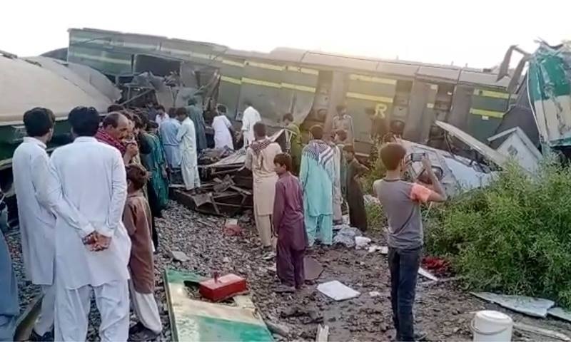 passenger-trains-collide-in-pakistan-killing-30