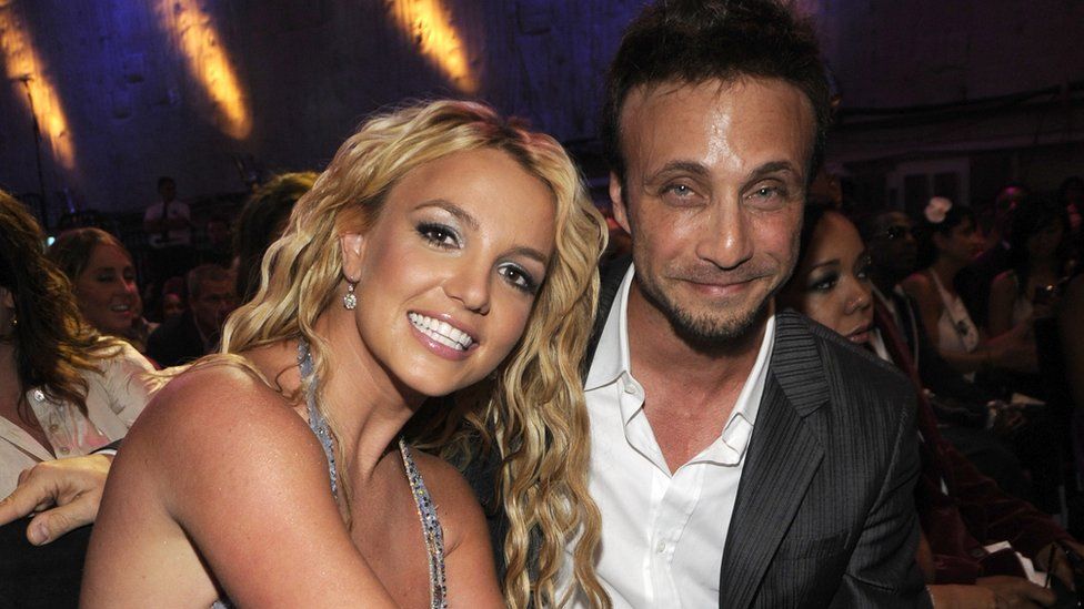 britney-spears-manager-resigns-after-25-years