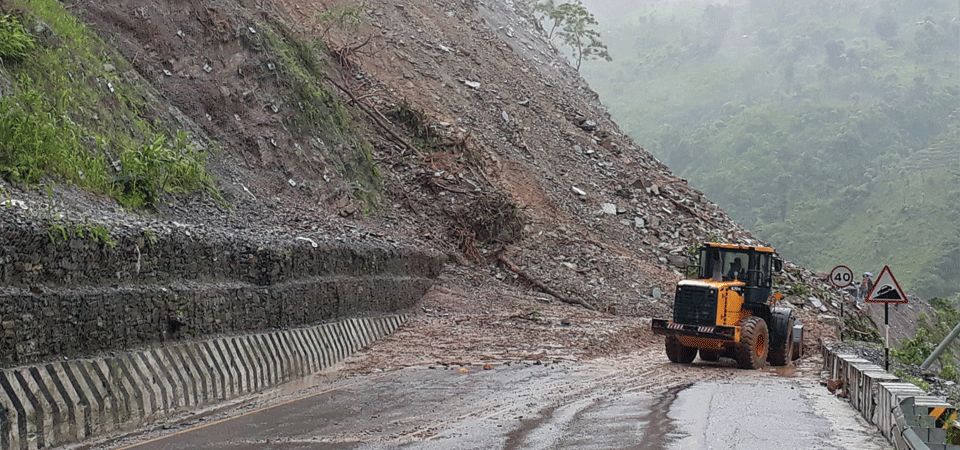 narayangadh-muglin-road-section-remains-obstructed