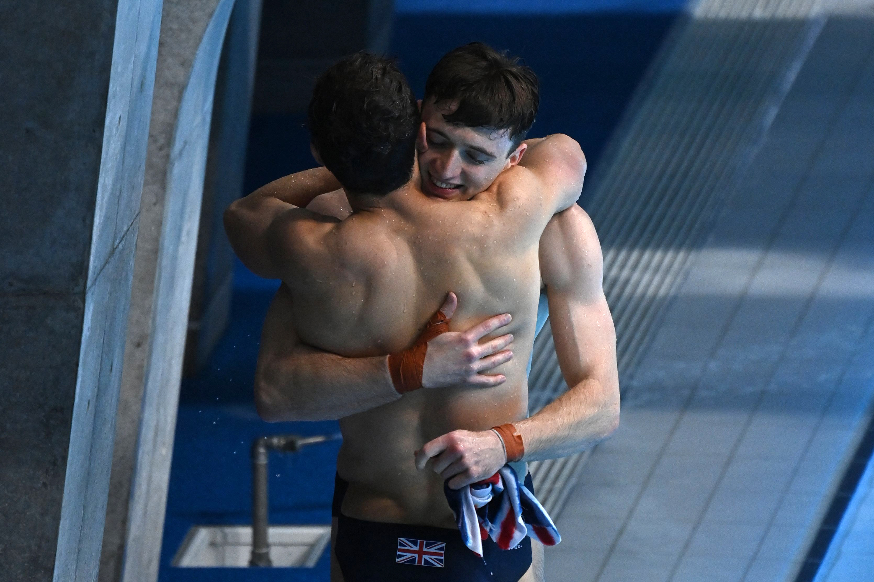 tom-daley-and-matty-lee-win-gb-gold-in-mens-synchronized-diving