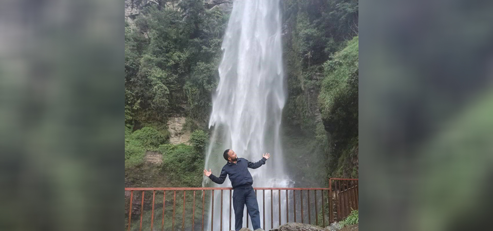 birekhola-waterfall-bustling-with-visitors