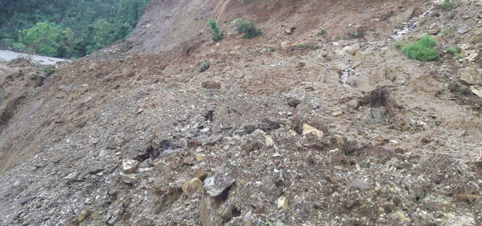 roads-in-tanahun-blocked-by-landslides
