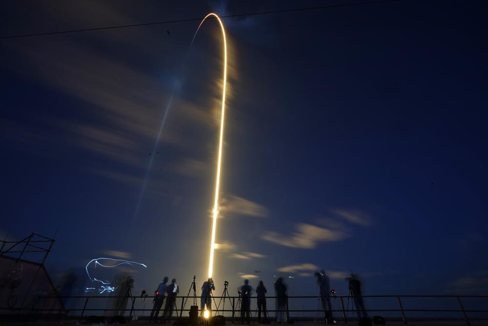 spacex-launches-4-amateurs-on-private-earth-circling-trip