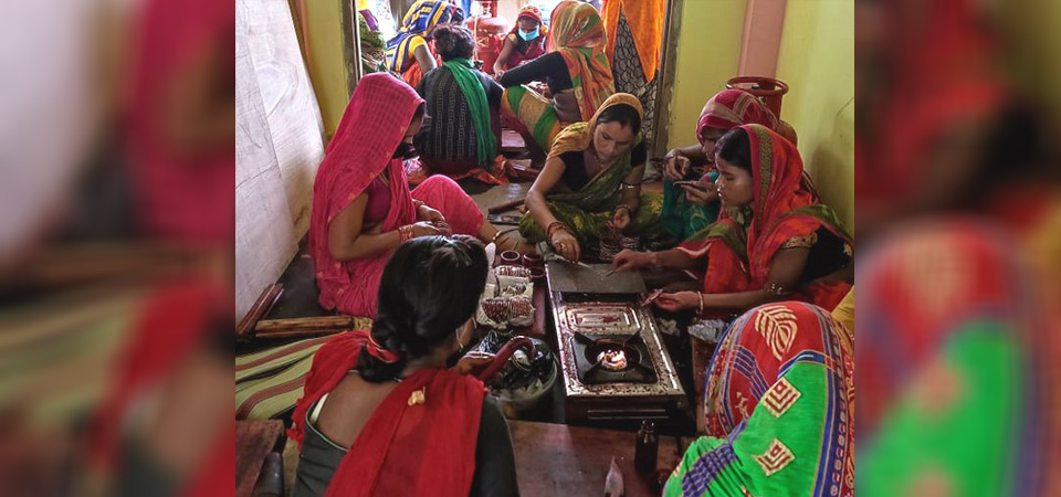 deprived-dalit-women-start-bangle-business