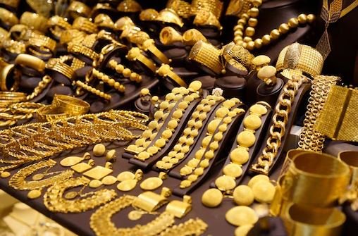 price-of-yellow-metal-goes-down-by-rs-1600-per-tola