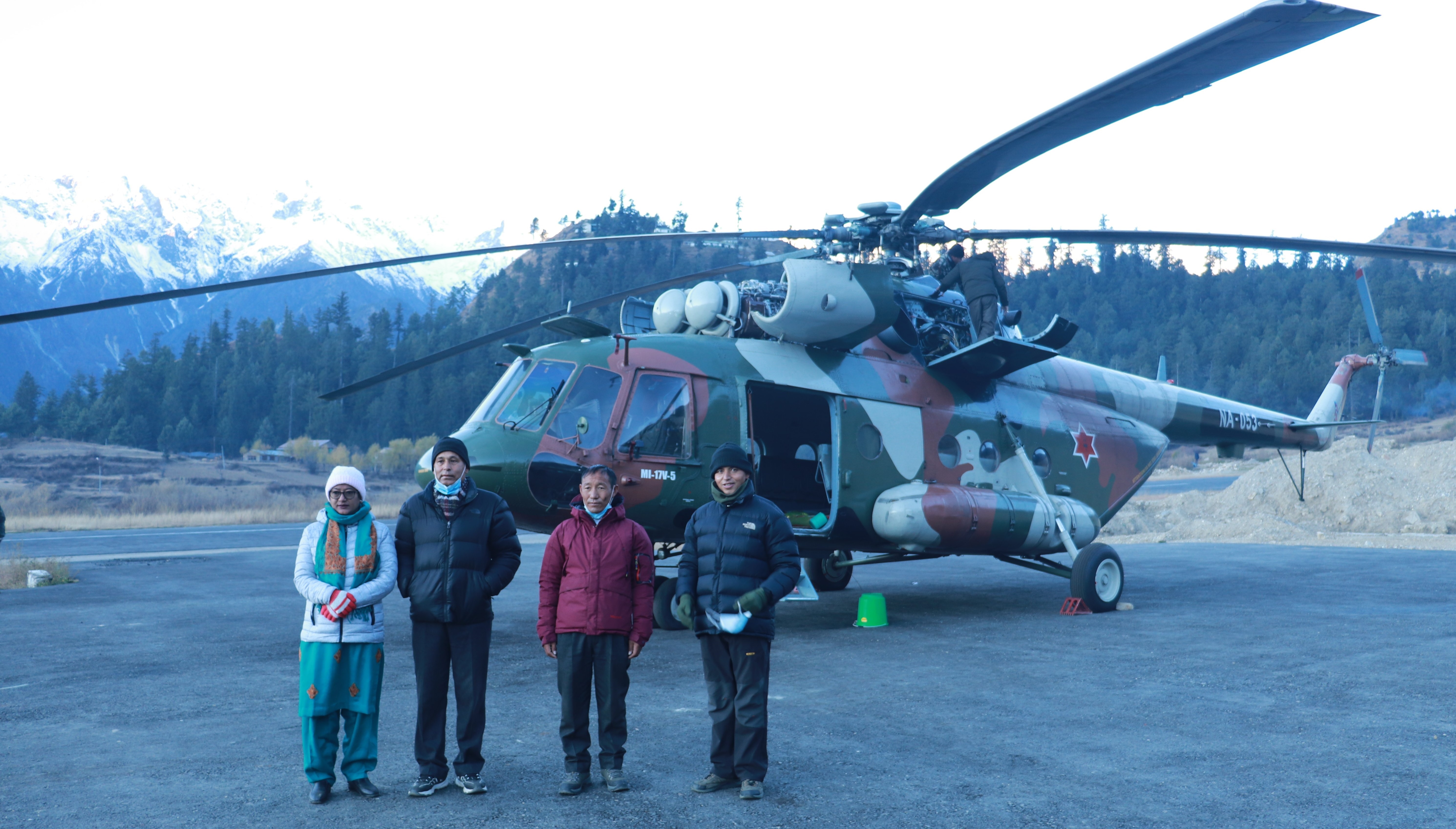 na-helicopter-carries-food-in-limi