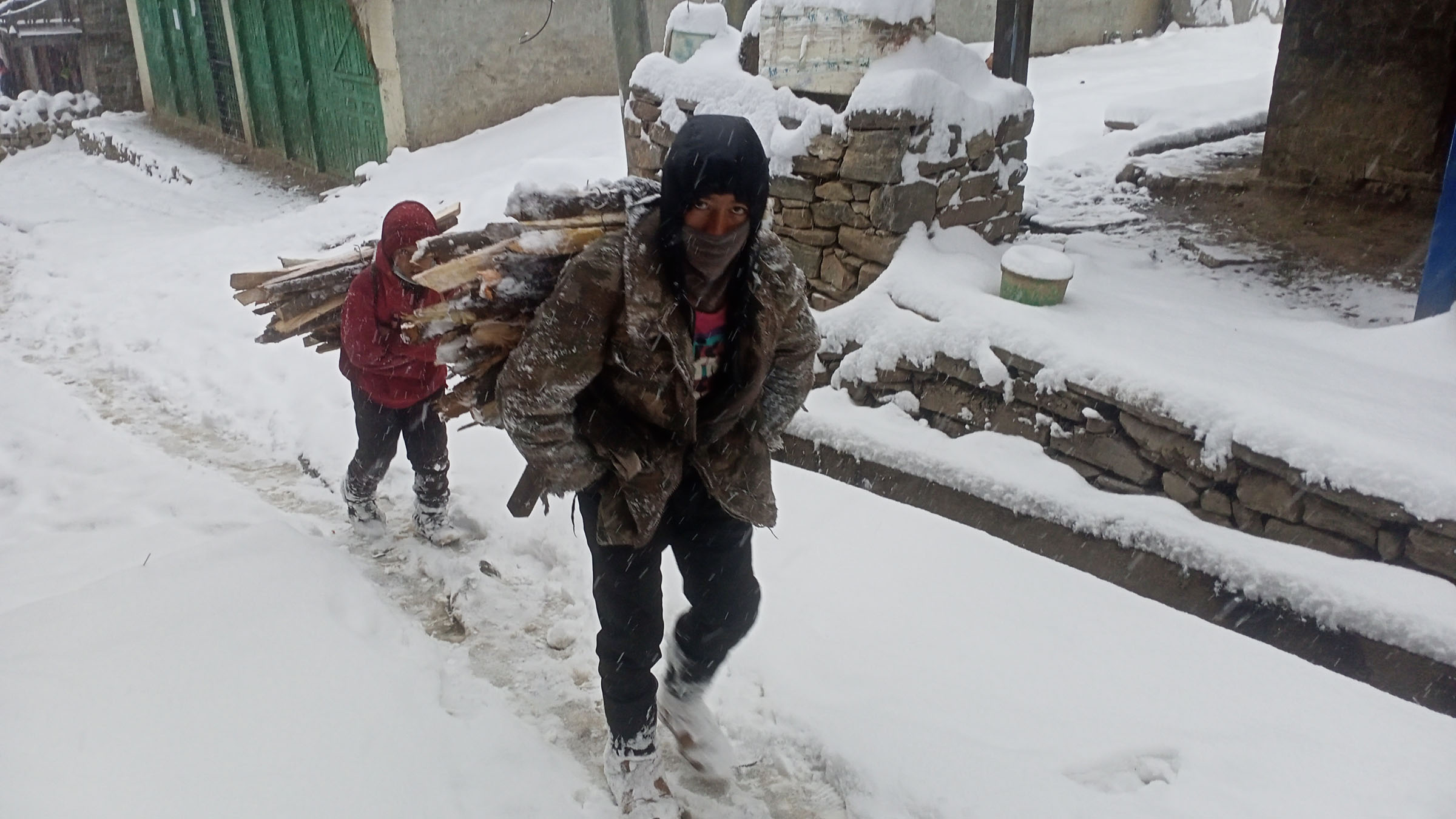 boys-endure-snowfall-to-sell-firewoods-in-simkot
