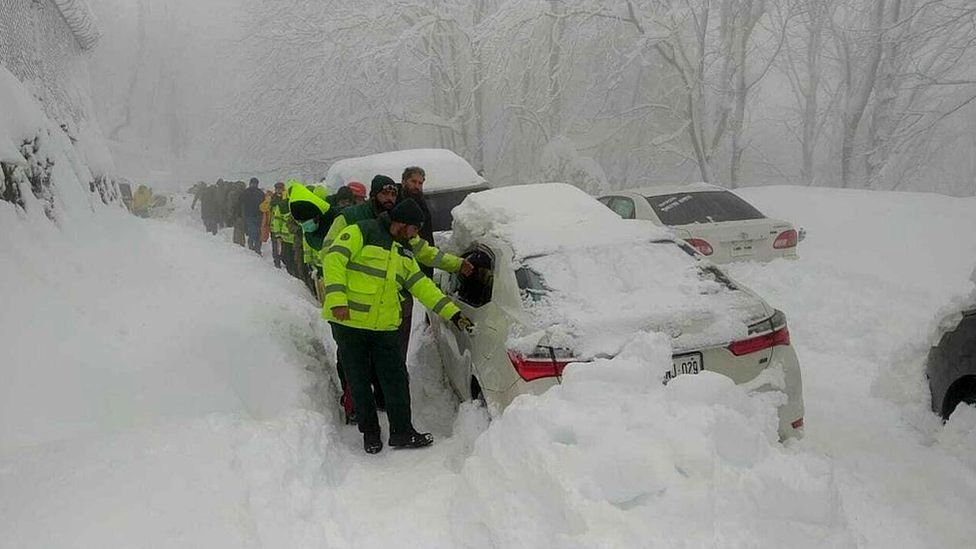 deadly-snow-traps-hundreds-of-drivers-in-pakistan