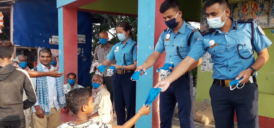 nepal-police-distributes-11090-free-masks