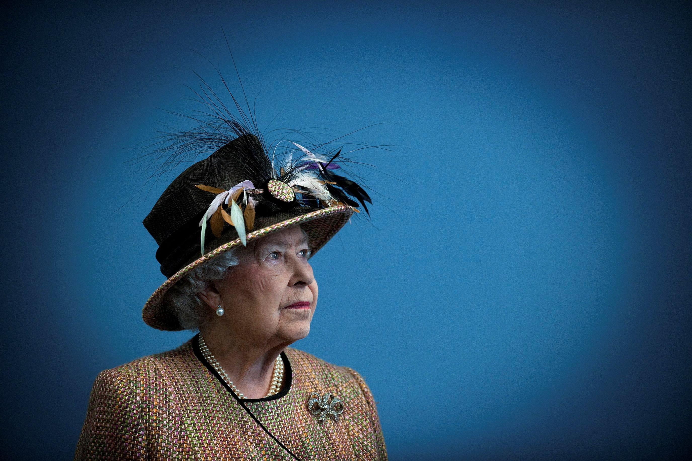 royal-crown-slips-as-elizabeth-prepares-to-mark-70-years-as-queen
