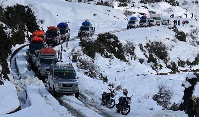 snowfall-obstructs-lamosanghu-jiri-road-at-kharidhunga-area