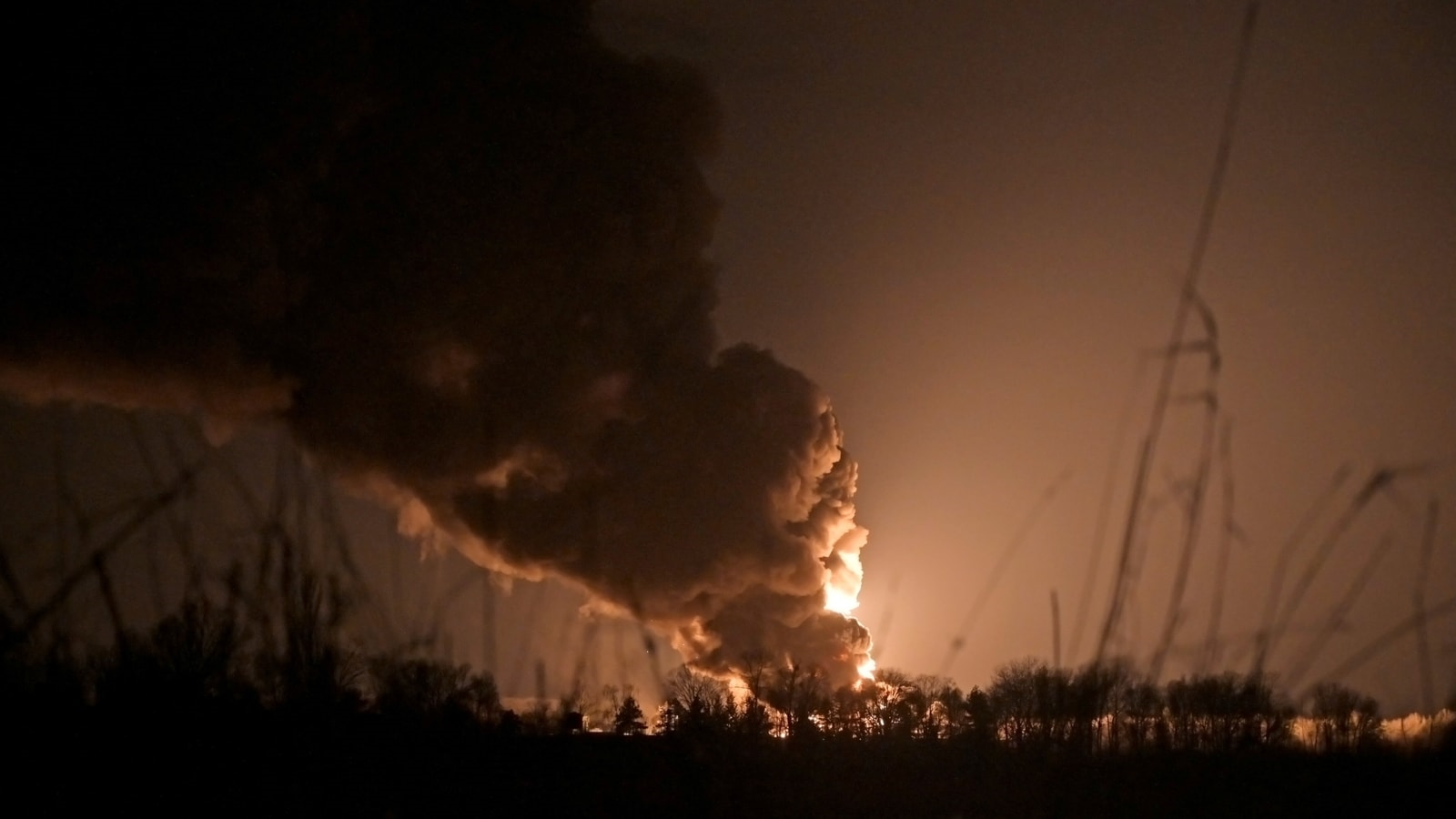 ukrainian-oil-and-gas-facilities-burn-as-west-prepares-new-sanctions
