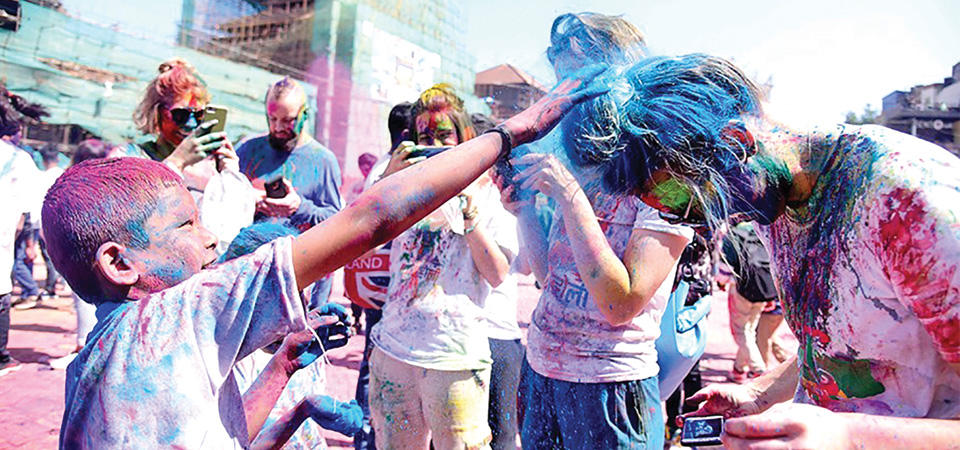 People plan to make Holi grand after two years of break