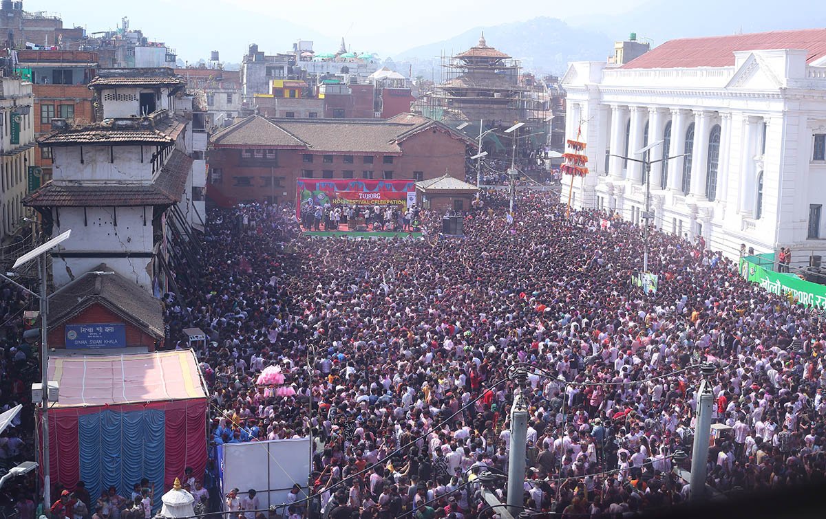 influx-of-people-at-basantapur-to-celebrate-holi-photo-feature