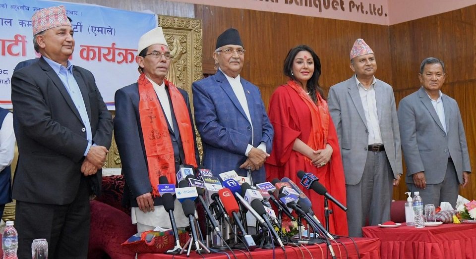 former-minister-singh-and-actress-manandhar-join-uml