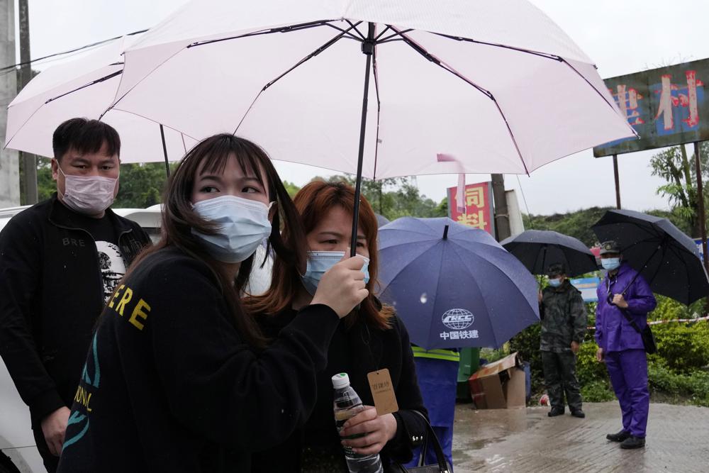 search-at-china-crash-site-suspended-amid-rain