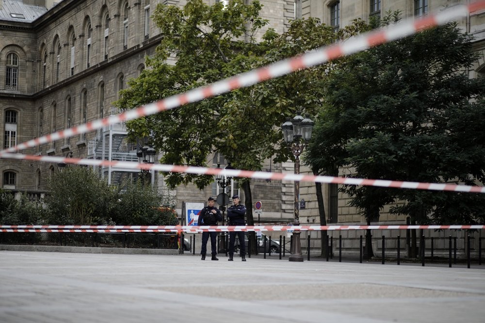 employee-kills-4-officers-in-knife-attack-at-paris-police-hq