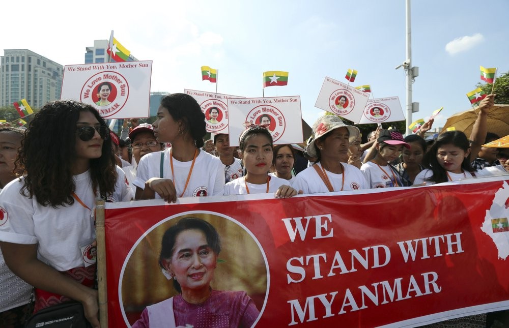 hundreds-rally-in-myanmar-to-show-support-for-suu-kyi