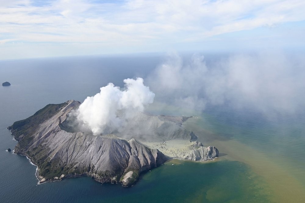 5-dead-many-more-missing-in-eruption-of-new-zealand-volcano