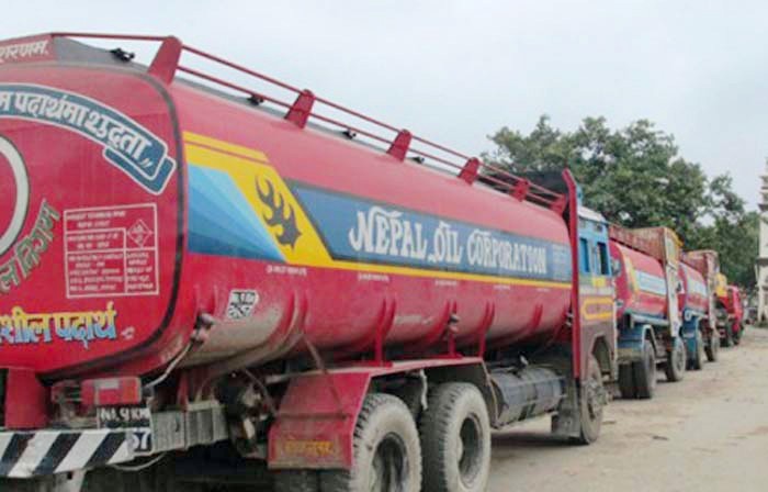 petroleum-tanker-looted